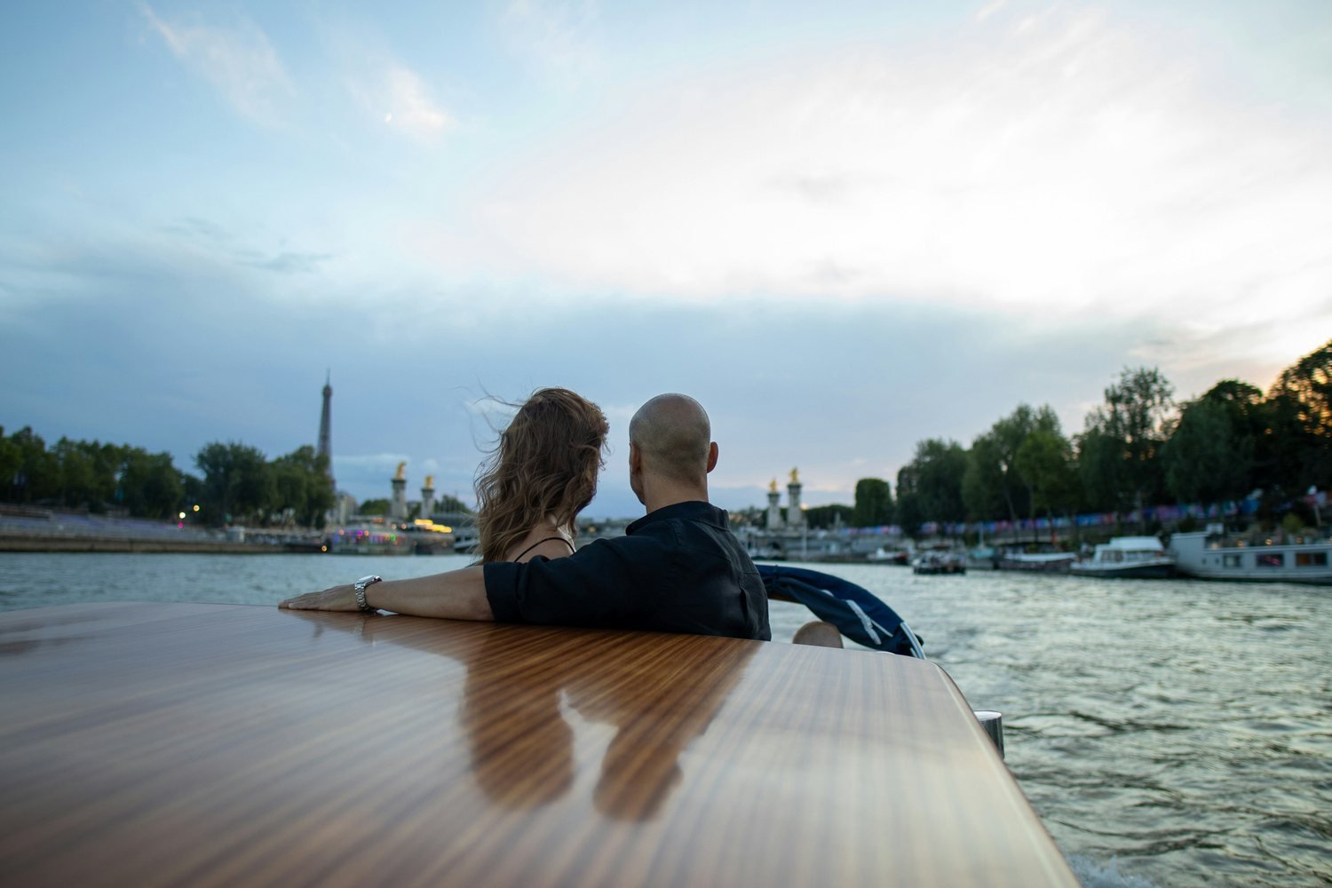 Couple en croisière privée sur la Seine au coucher du soleil, pont Alexandre III et Tour Eiffel en arrière-plan